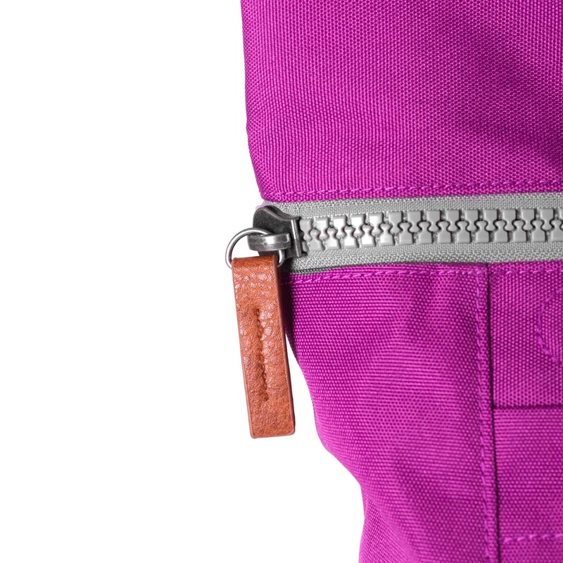 ROKA Finchley Eine kleine Tasche aus recyceltem Canvas von Violett