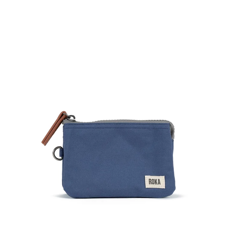 ROKA Carnaby Kleine, nachhaltige Handtasche aus Canvas in Hellblau