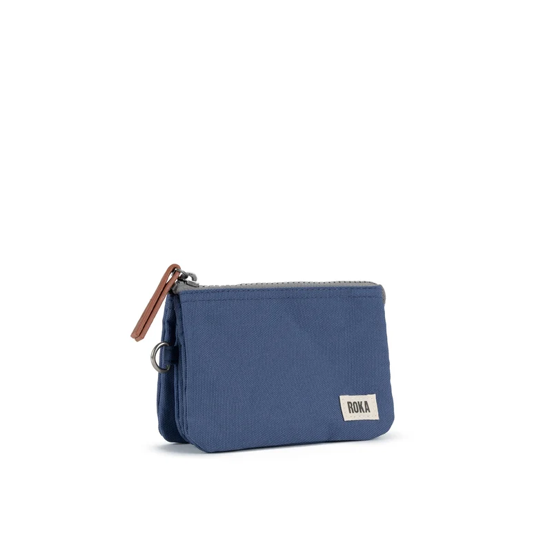 ROKA Carnaby Kleine, nachhaltige Handtasche aus Canvas in Hellblau