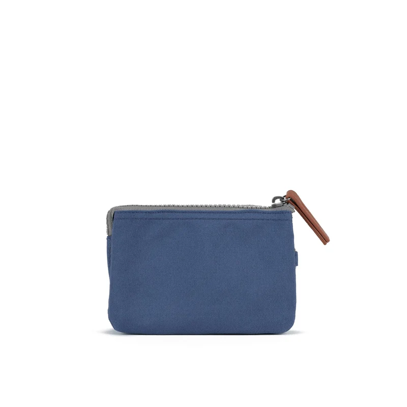 ROKA Carnaby Kleine, nachhaltige Handtasche aus Canvas in Hellblau