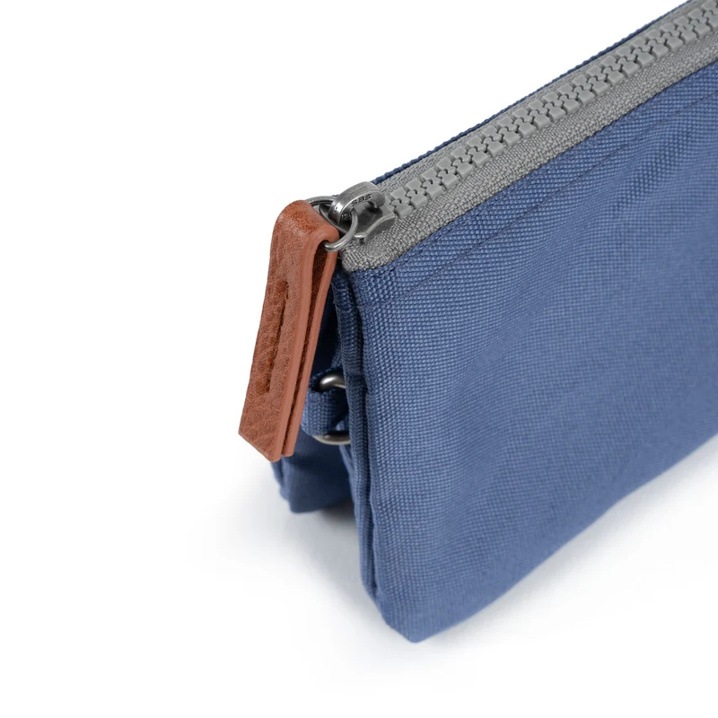 ROKA Carnaby Kleine, nachhaltige Handtasche aus Canvas in Hellblau