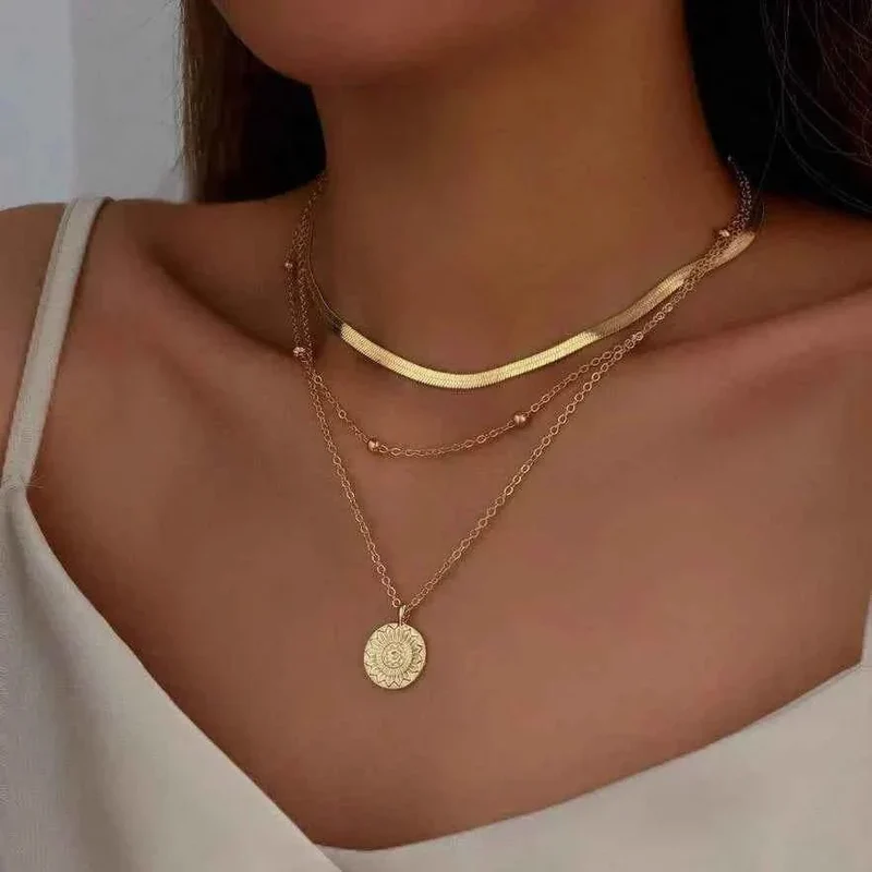 Liora – Dreifach Layer Halskette in Goldoptik mit Sonnenblumen-Medaille