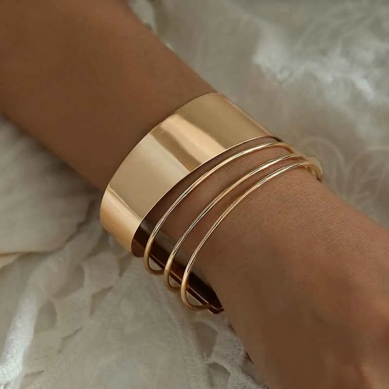 Mila – Damenarmband mit Spiral-Design und breiter Glanzfläche