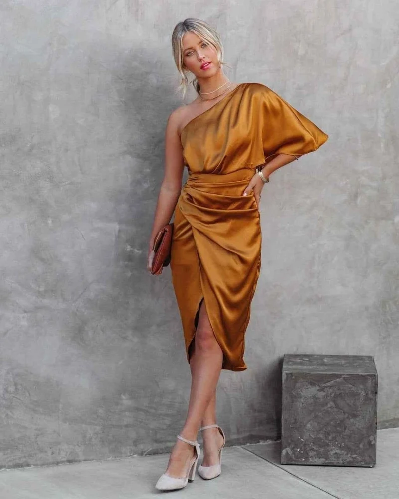 Alma – Ein-Schulter Midikleid im Satin-Look mit Drapierung und Schlitz