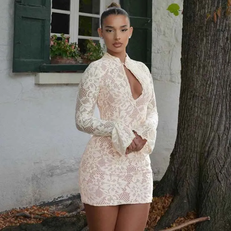 Alina – Spitzen-Minikleid mit Schlüssellochausschnitt und Trompetenärmeln