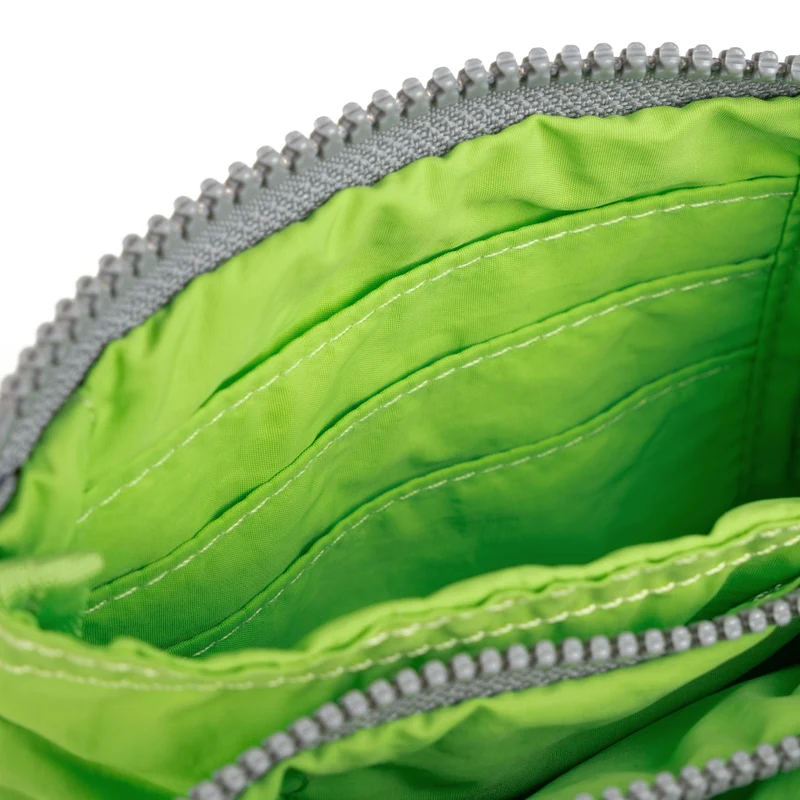 ROKA Carnaby Kleine Geldbörse aus recyceltem Taslon, hellgrün
