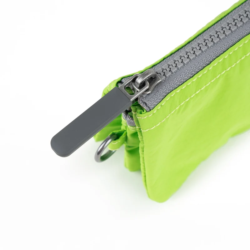 ROKA Carnaby Kleine Geldbörse aus recyceltem Taslon, hellgrün