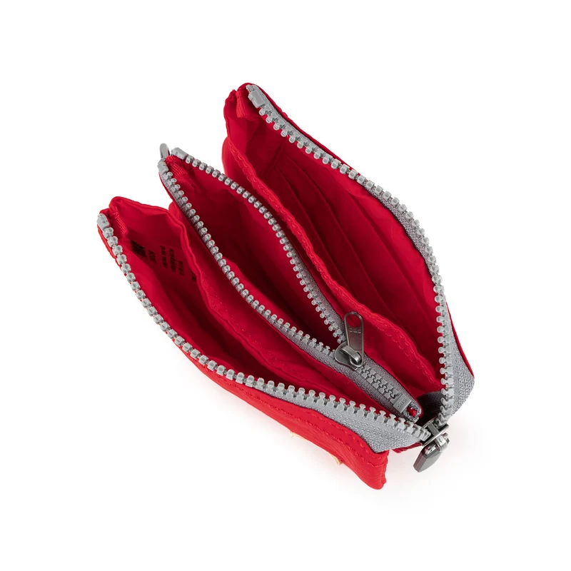 ROKA Carnaby Kleine Geldbörse aus recyceltem Taslon in Cranberry-Farbe