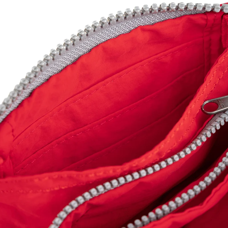 ROKA Carnaby Kleine Geldbörse aus recyceltem Taslon in Cranberry-Farbe