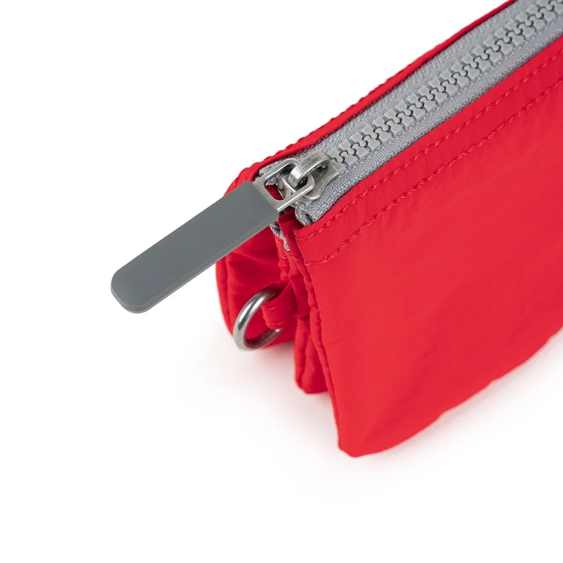 ROKA Carnaby Kleine Geldbörse aus recyceltem Taslon in Cranberry-Farbe
