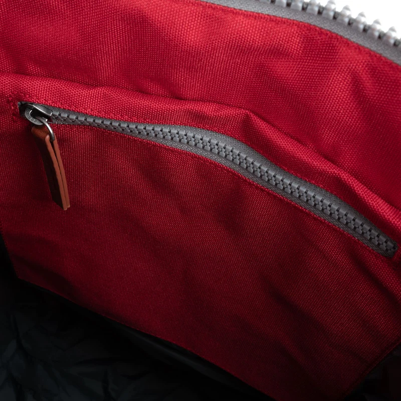 ROKA Bantry B Mars Red Kleine Tasche aus recyceltem Canvas