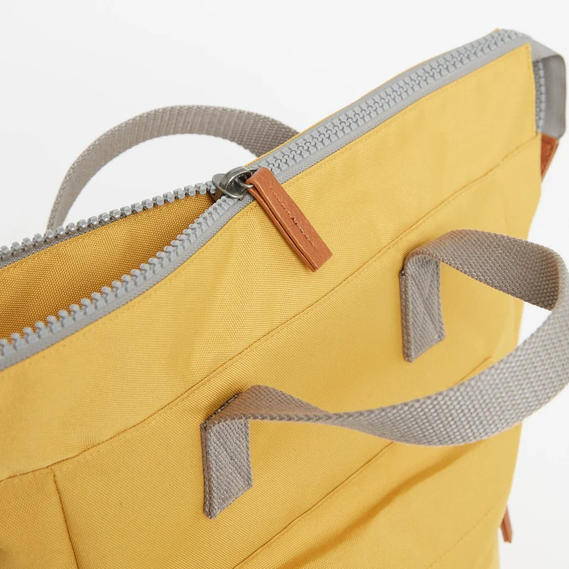 ROKA Bantry B Flax Medium Tasche aus recyceltem Canvas