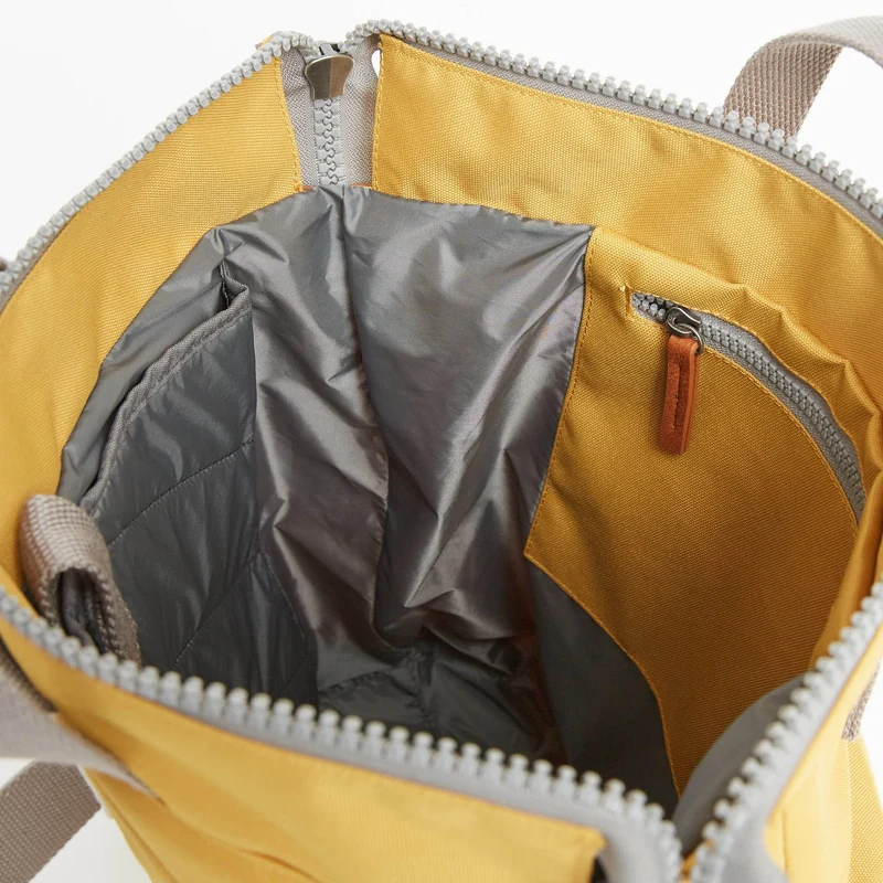 ROKA Bantry B Flax Medium Tasche aus recyceltem Canvas