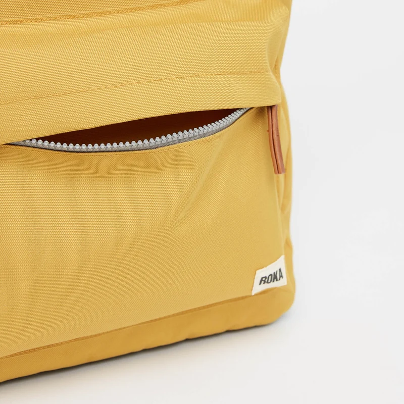 ROKA Bantry B Flax Medium Tasche aus recyceltem Canvas