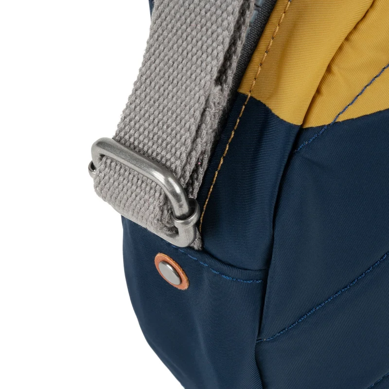 ROKA Kreativer Abfall Paddington B Midnight / Senf Kleine Tasche aus recyceltem Nylon