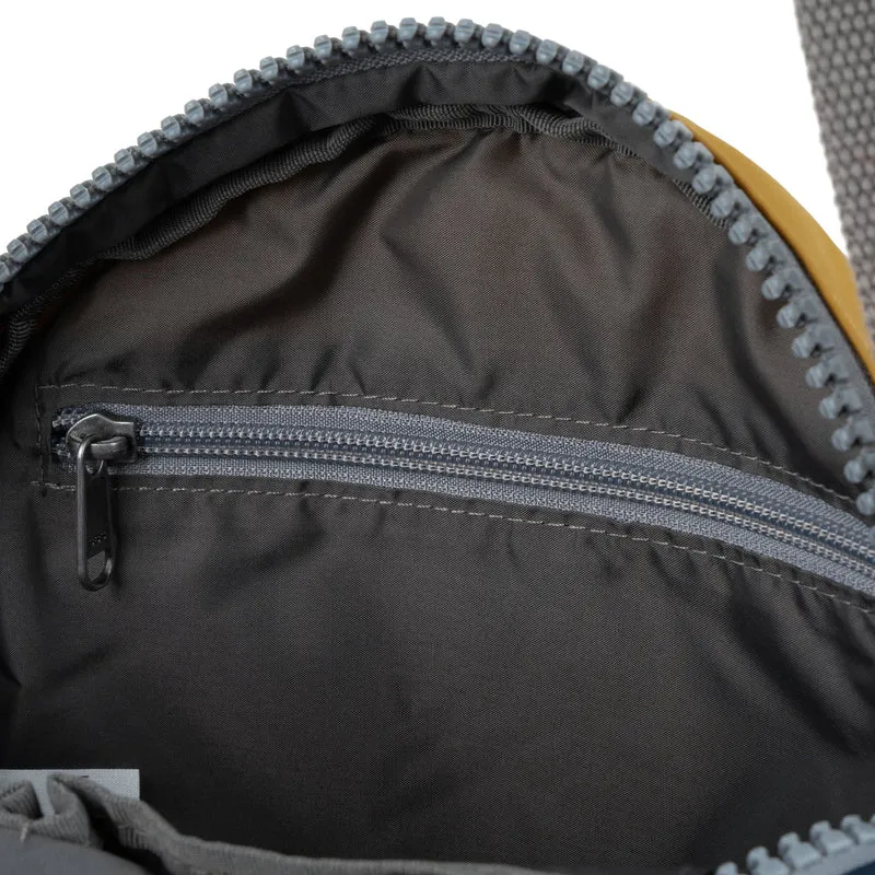 ROKA Kreativer Abfall Paddington B Midnight / Senf Kleine Tasche aus recyceltem Nylon