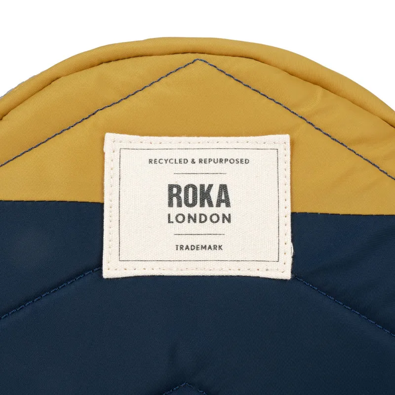 ROKA Kreativer Abfall Paddington B Midnight / Senf Kleine Tasche aus recyceltem Nylon