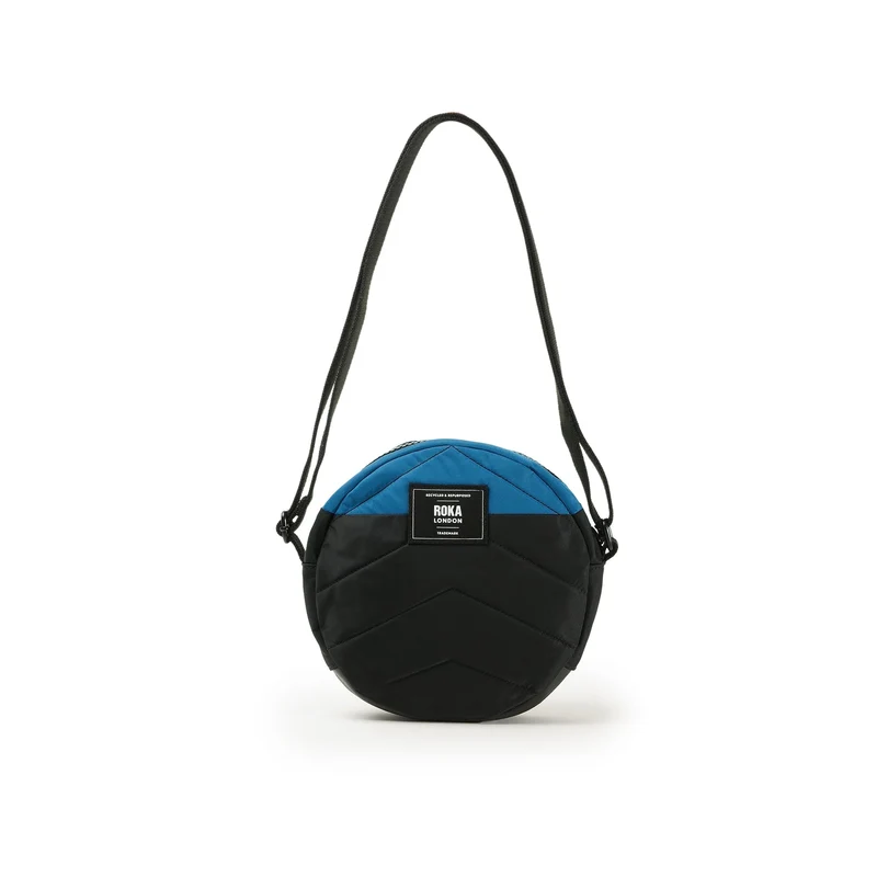 ROKA Kreativer Abfall Paddington B Black / Sea Port Kleine Tasche aus recyceltem Nylon