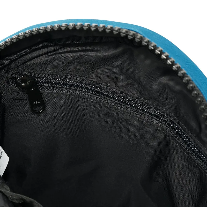 ROKA Kreativer Abfall Paddington B Black / Sea Port Kleine Tasche aus recyceltem Nylon
