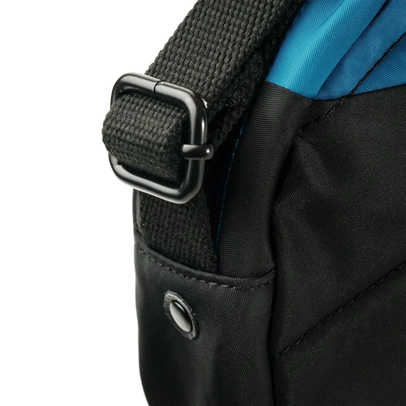 ROKA Kreativer Abfall Paddington B Black / Sea Port Kleine Tasche aus recyceltem Nylon