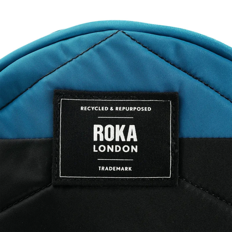 ROKA Kreativer Abfall Paddington B Black / Sea Port Kleine Tasche aus recyceltem Nylon