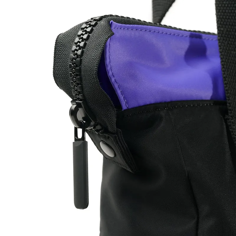 ROKA Kreativer Abfall Bantry B Schwarz / Schlichte lila kleine Tasche aus recyceltem Nylon