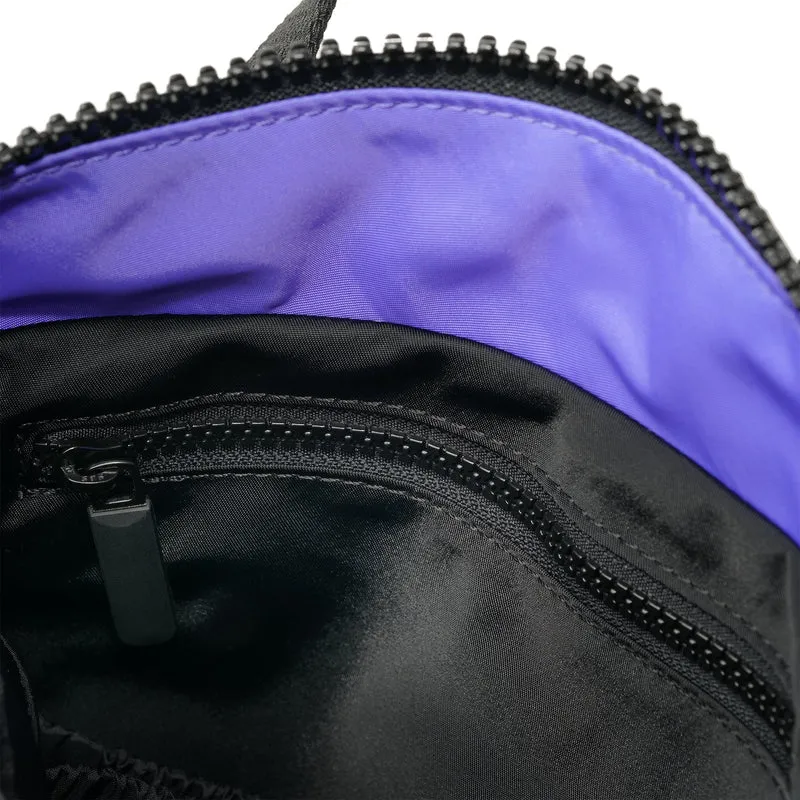 ROKA Kreativer Abfall Bantry B Schwarz / Schlichte lila kleine Tasche aus recyceltem Nylon