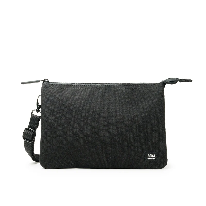 ROKA All Black Carnaby Crossbody Ash XL Tasche aus recyceltem Canvas