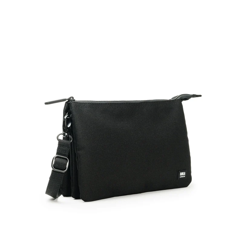 ROKA All Black Carnaby Crossbody Ash XL Tasche aus recyceltem Canvas