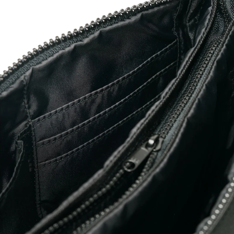 ROKA All Black Carnaby Crossbody Ash XL Tasche aus recyceltem Canvas