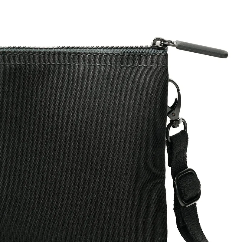 ROKA All Black Carnaby Crossbody Ash XL Tasche aus recyceltem Canvas