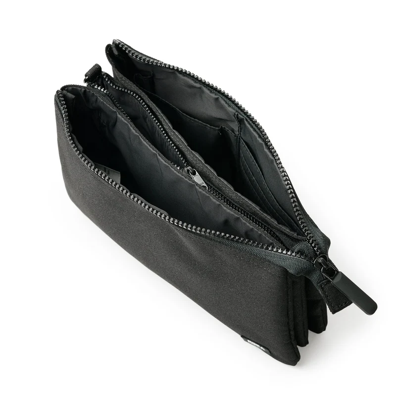 ROKA All Black Carnaby Crossbody Ash XL Tasche aus recyceltem Canvas