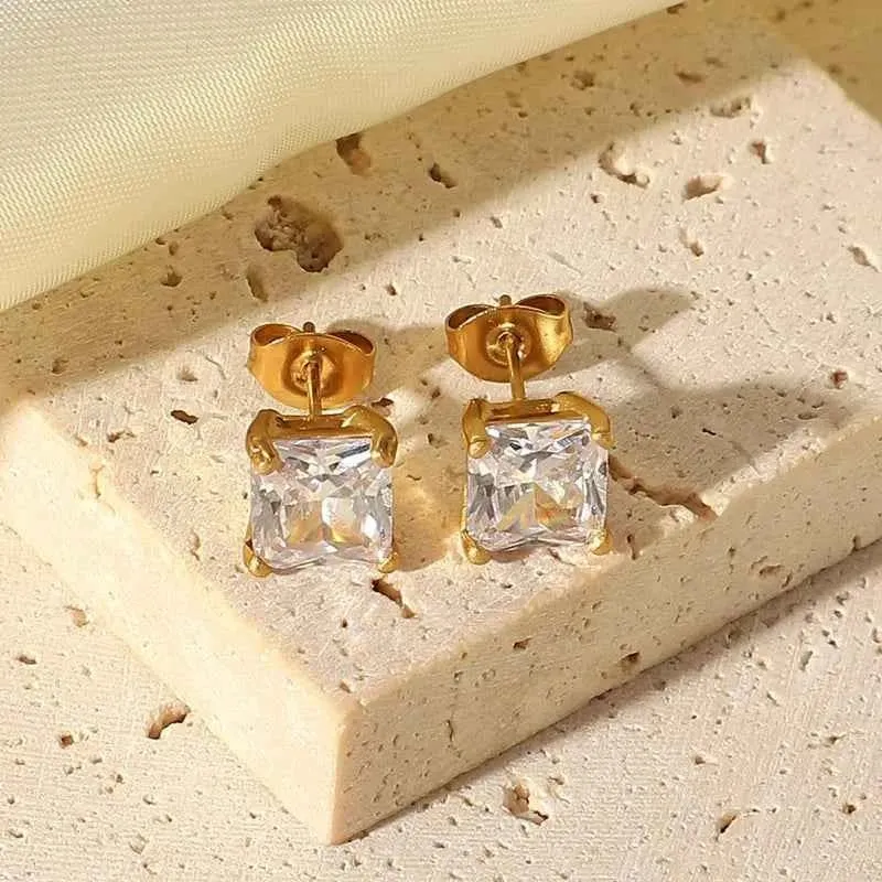 Goldene Ohrringe Stecker
