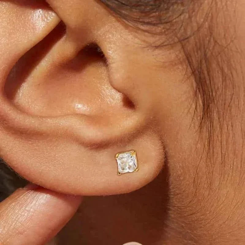 Goldene Ohrringe Stecker