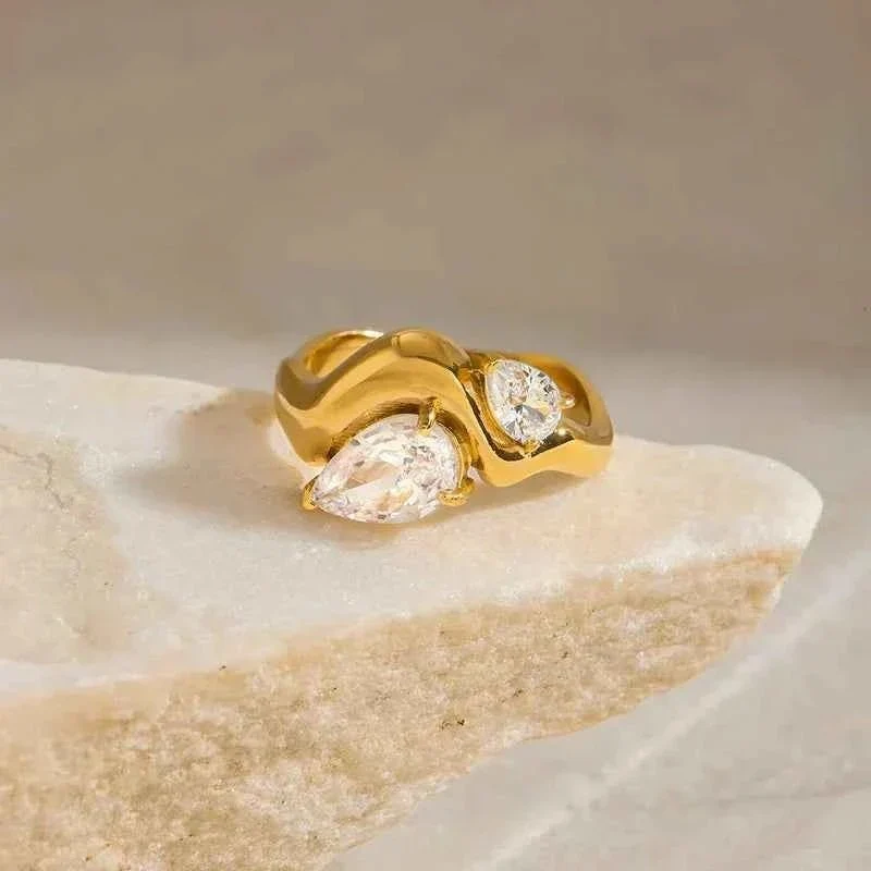 Verlobungsring Tropfenform Gold
