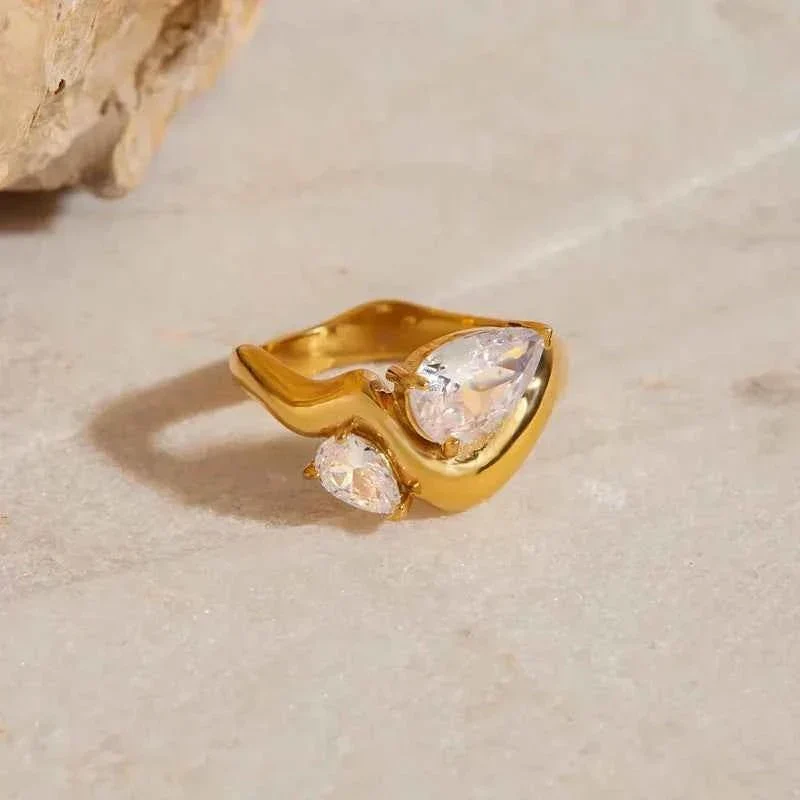 Verlobungsring Tropfenform Gold