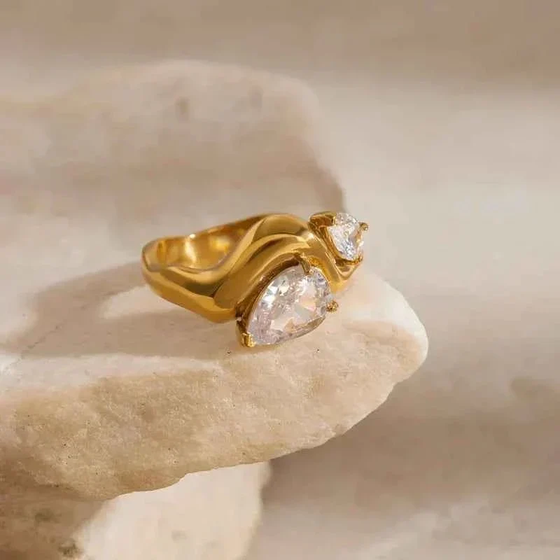Verlobungsring Tropfenform Gold