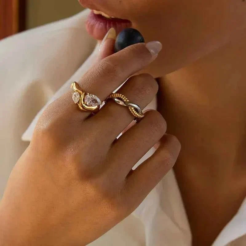 Verlobungsring Tropfenform Gold