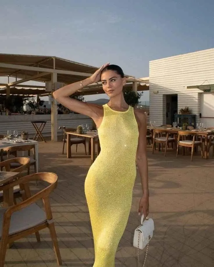 Lumi – Glitzerndes Strickkleid in Maxilänge mit Racerback
