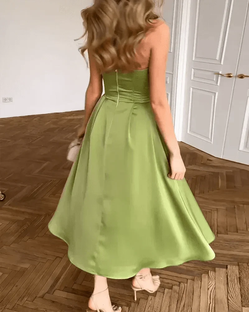 Mira – Midikleid im Satin-Look mit Herzausschnitt und schwingendem Rock