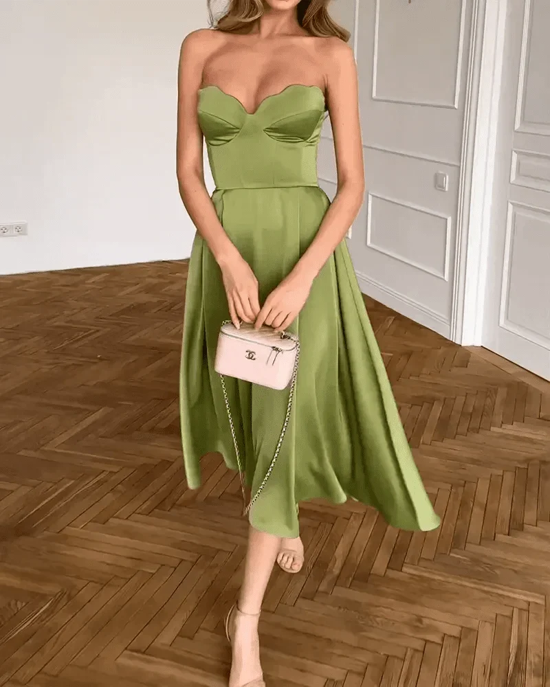 Mira – Midikleid im Satin-Look mit Herzausschnitt und schwingendem Rock