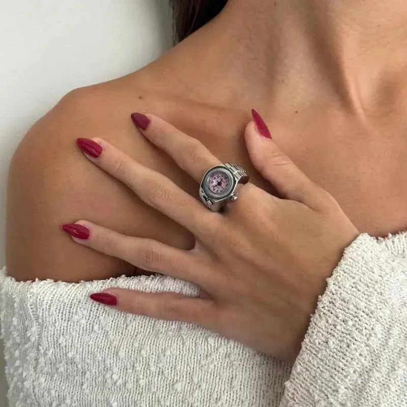 Moderne Muse Ringuhr