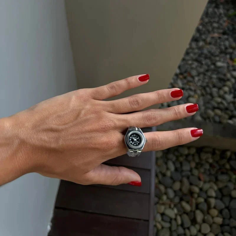 Moderne Muse Ringuhr