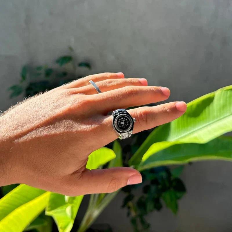 Moderne Muse Ringuhr