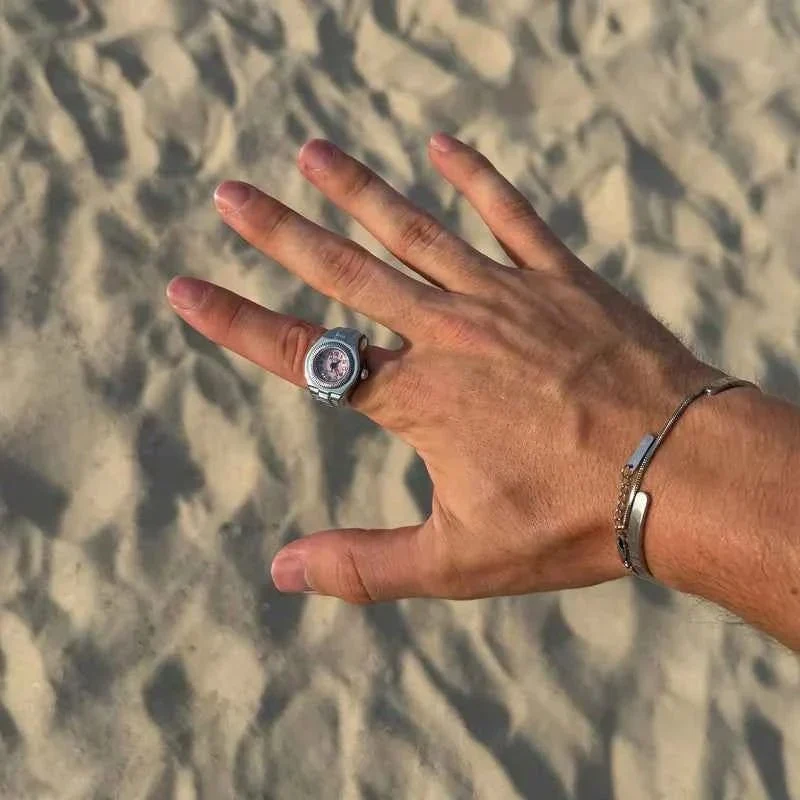 Moderne Muse Ringuhr