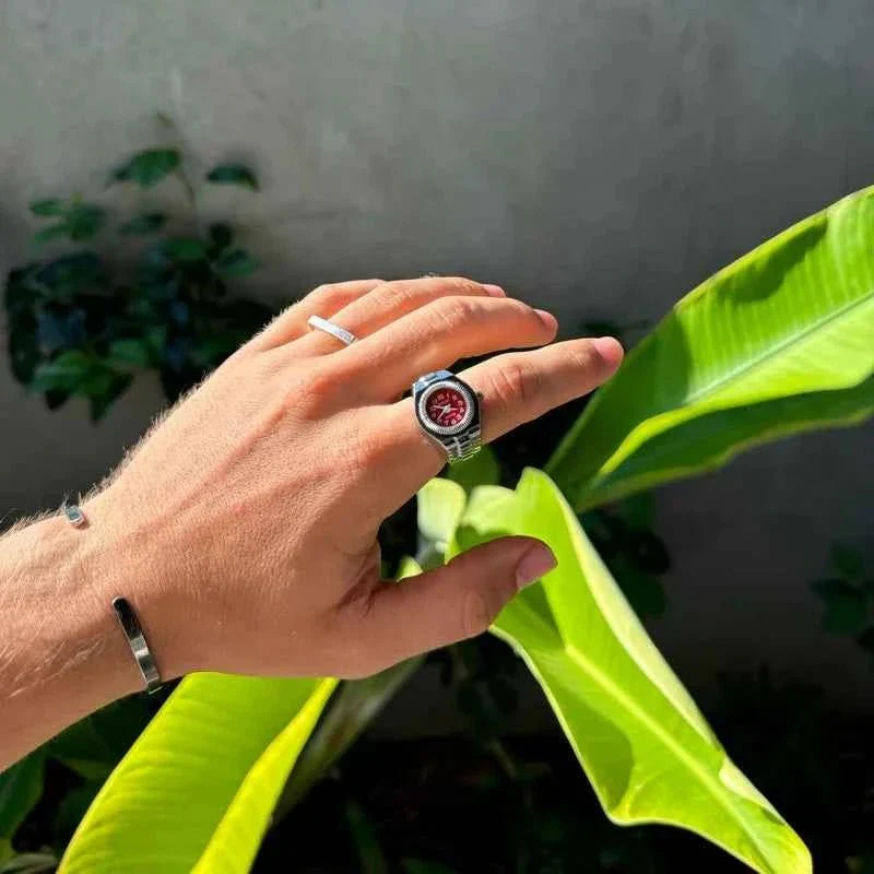 Moderne Muse Ringuhr