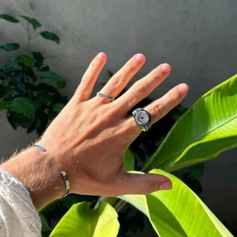 Moderne Muse Ringuhr
