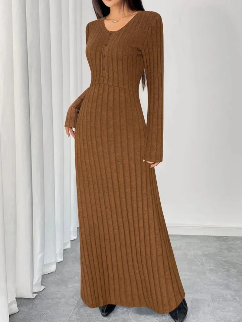 Alma – Geripptes Strick-Maxikleid mit langen Ärmeln und V-Ausschnitt