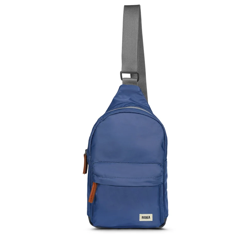 ROKA Willesden Große Tasche aus recyceltem Nylon – Rostblau