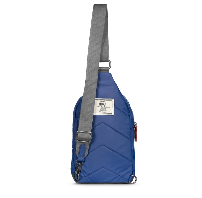 ROKA Willesden Große Tasche aus recyceltem Nylon – Rostblau
